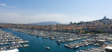 Bazilika Notre Dame de la Garde ve eski liman Marsilya