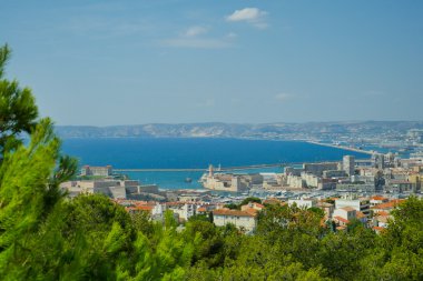 Bazilika Notre Dame de la Garde ve eski liman Marsilya