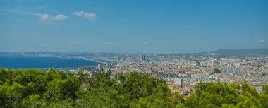 Bazilika Notre Dame de la Garde ve eski liman Marsilya