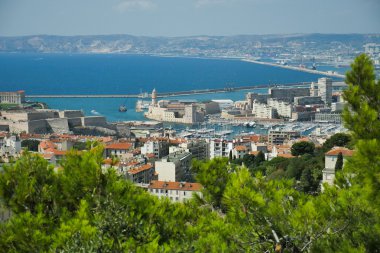 Bazilika Notre Dame de la Garde ve eski liman Marsilya