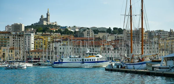 Basilikan Notre Dame de la Garde och gamla hamnen Marseille — Stockfoto