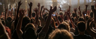 rock konserinde. ışık gösterisi