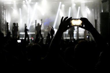 Kayıt videoları müzik konserinde eller silüeti