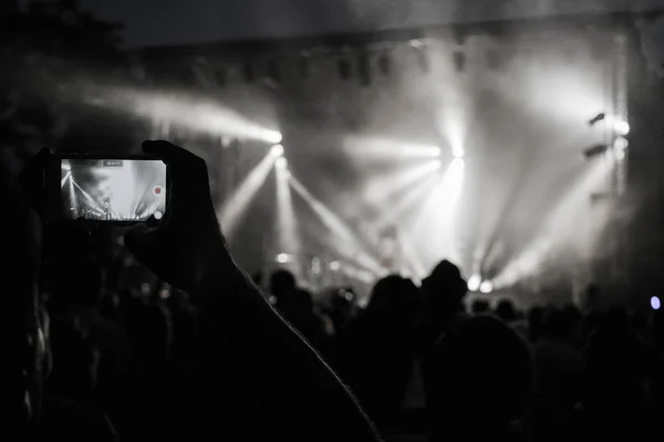 No concerto de rock. Mostra de luz — Fotografia de Stock