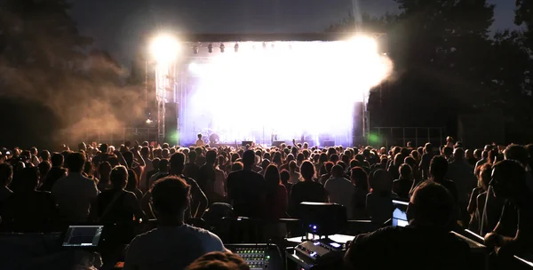 No concerto de rock. Mostra de luz — Fotografia de Stock