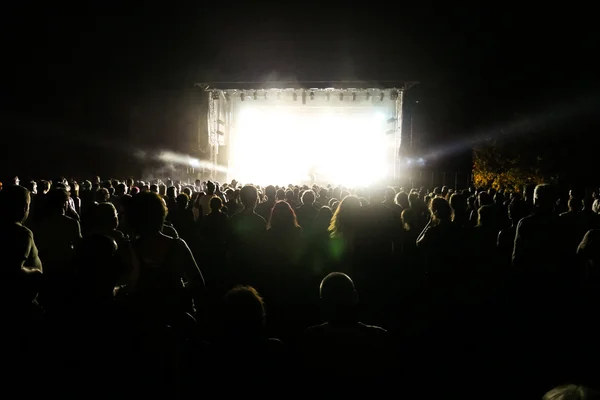 No concerto de rock. Mostra de luz — Fotografia de Stock