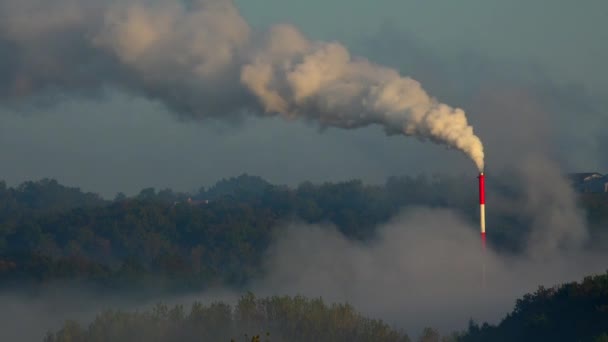Загрязнение воздуха в природе, Промышленный дым из трубы на голубом небе — стоковое видео