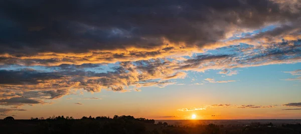 Cielo y nubes puesta de sol, hermosa puesta de sol y nubes —  Fotos de Stock