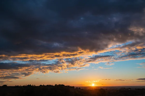 Cielo y nubes puesta de sol, hermosa puesta de sol y nubes —  Fotos de Stock