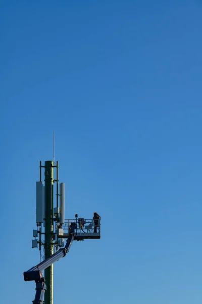 Telekommunikationstorn med 4G, 5G-sändare, Arbetstagare på cellulär basstation — Stockfoto