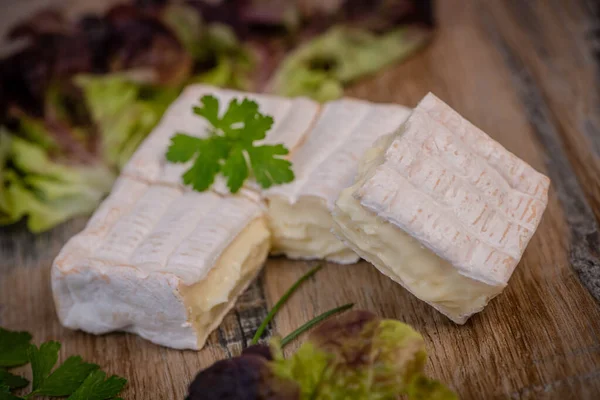 ポン・レ・エ・レ・ド・ノルマンディー産のフランスチーズ。 — ストック写真