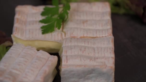 Pont lEveque, queso francés de Normandía producido a partir de leche de vaca en el plato giratorio — Vídeos de Stock