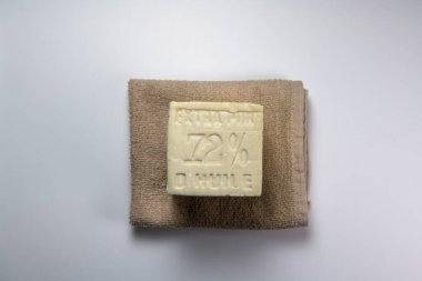 Marsilya sabunu doğal çok renkli sabunlar organik zeytin yağı, lavanta ve başka bir çiçekten elde yapılır.