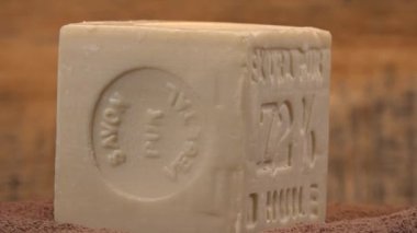 Marsilya sabunu. Doğal çok renkli sabunlar. Turntable üzerinde organik zeytin yağıyla el yapımı.