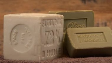 Marsilya sabunu. Doğal çok renkli sabunlar. Turntable üzerinde organik zeytin yağıyla el yapımı.