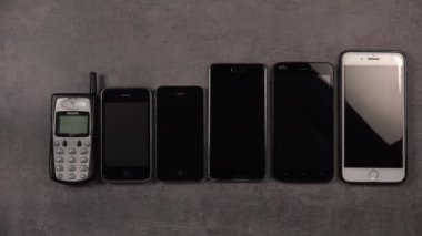 Eski telefonu gri arkaplandaki yeni telefona ayarla