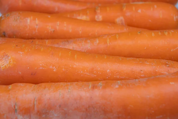 Primer plano de zanahorias frescas tumbadas en la mesa — Foto de Stock