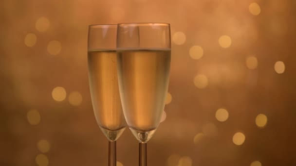 Copas de champán sobre fondo bokeh parpadeo de vacaciones, girando en el tocadiscos, copas con vino espumoso, celebración, fiesta — Vídeo de stock