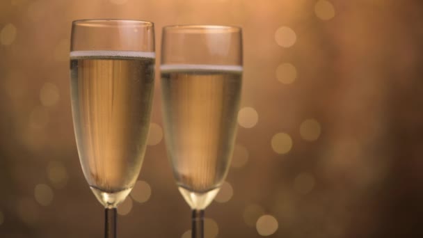 Bicchieri di champagne su sfondo vacanza bokeh lampeggiante, ruotando sul giradischi, bicchieri con spumante, celebrazione, festa — Video Stock