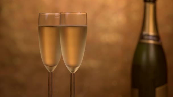 Champagne glasögon över semester bokeh blinkande bakgrund, roterande på skivspelare, glasögon med mousserande vin, fest, fest — Stockvideo