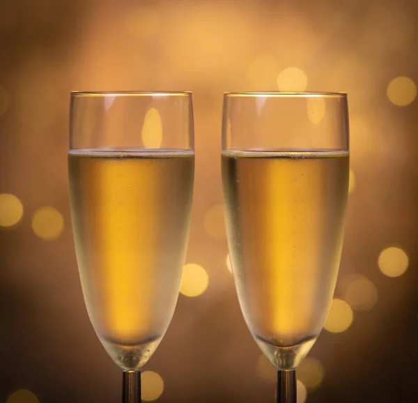 Copos de champanhe sobre fundo piscando bokeh feriado, copos com vinho espumante, celebração, festa — Fotografia de Stock