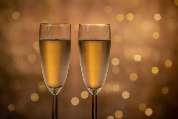 Copos de champanhe sobre fundo piscando bokeh feriado, copos com vinho espumante, celebração, festa — Fotografia de Stock