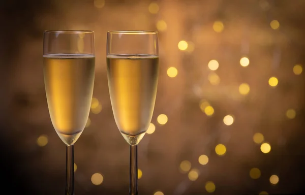 Copos de champanhe sobre fundo piscando bokeh feriado, copos com vinho espumante, celebração, festa — Fotografia de Stock