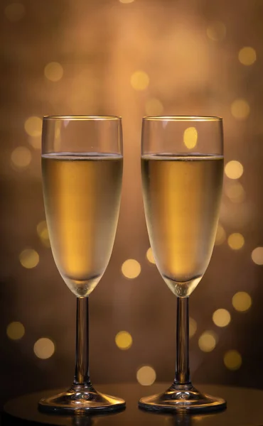 Copos de champanhe sobre fundo piscando bokeh feriado, copos com vinho espumante, celebração, festa — Fotografia de Stock