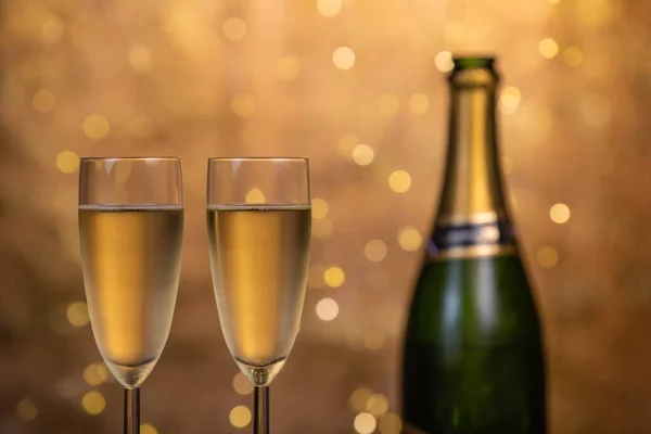 Copos de champanhe sobre fundo piscando bokeh feriado, copos com vinho espumante, celebração, festa — Fotografia de Stock