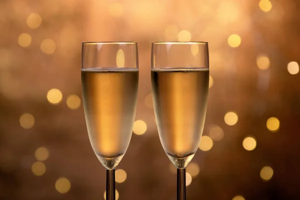 Copos de champanhe sobre fundo piscando bokeh feriado, copos com vinho espumante, celebração, festa — Fotografia de Stock