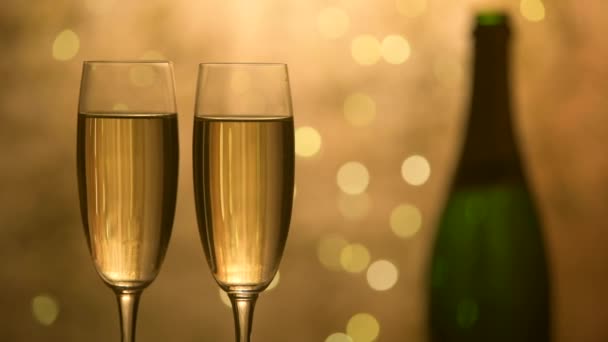 Copos de champanhe sobre fundo piscando bokeh feriado, girando na plataforma giratória, copos com vinho espumante, celebração, festa — Vídeo de Stock