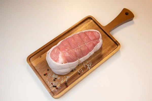 Surowe mięso cielęce na białym tle — Zdjęcie stockowe