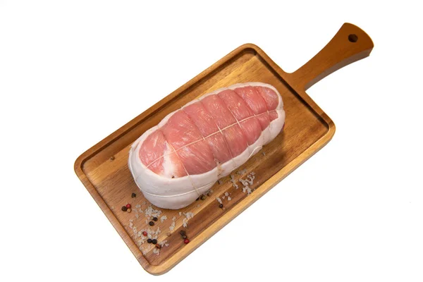 Carne de ternera cruda sobre fondo blanco — Foto de Stock