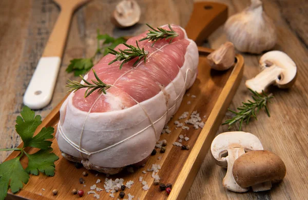 Carne di vitello cruda su fondo legno — Foto Stock