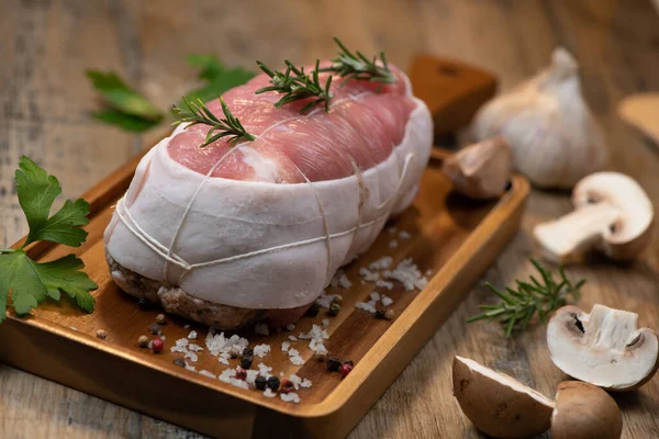 Carne di vitello cruda su fondo legno — Foto Stock