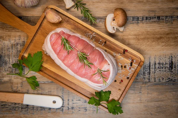 Carne di vitello cruda su fondo legno — Foto Stock