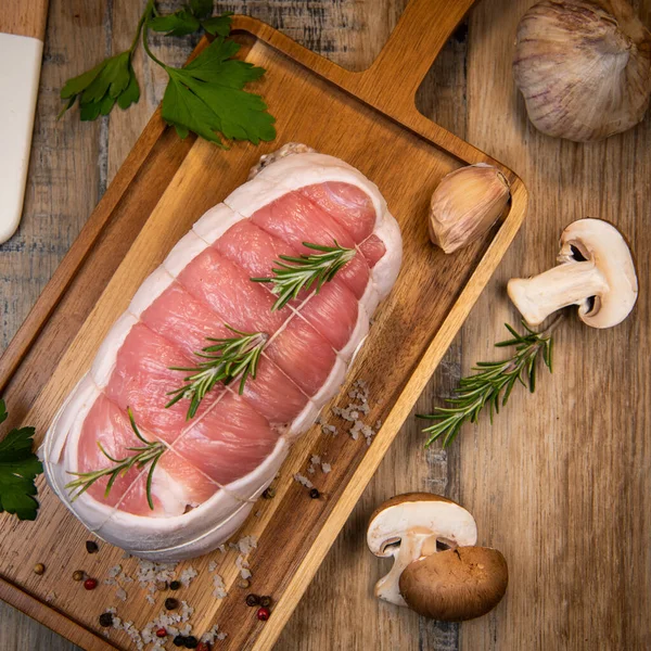 Carne di vitello cruda su fondo legno — Foto Stock