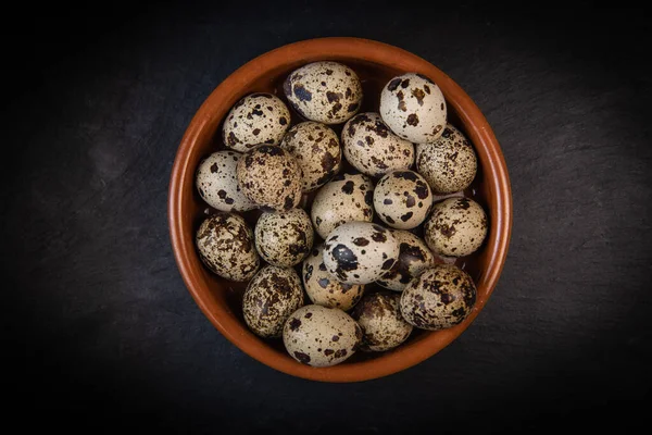 Arka planda taze bıldırcın yumurtası, yiyecek ve sağlık konsepti — Stok fotoğraf