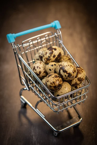 Ovos de codorna frescos em segundo plano, conceito de alimentação e saúde — Fotografia de Stock