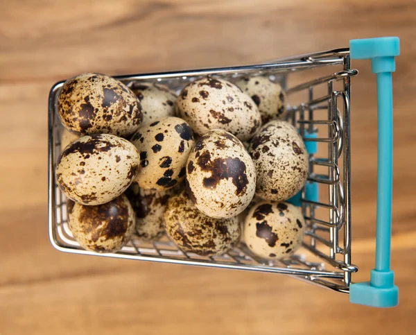Ovos de codorna frescos em segundo plano, conceito de alimentação e saúde — Fotografia de Stock