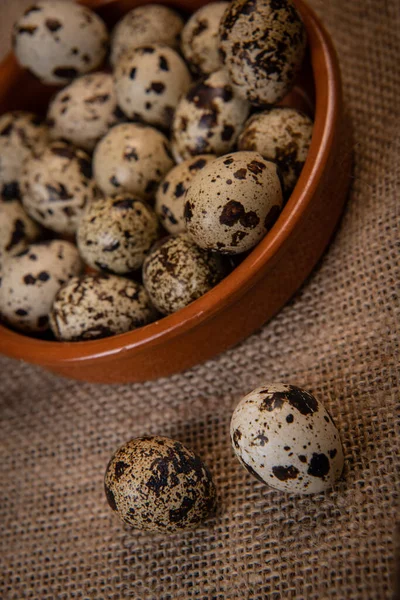 Ovos de codorna frescos em segundo plano, conceito de alimentação e saúde — Fotografia de Stock