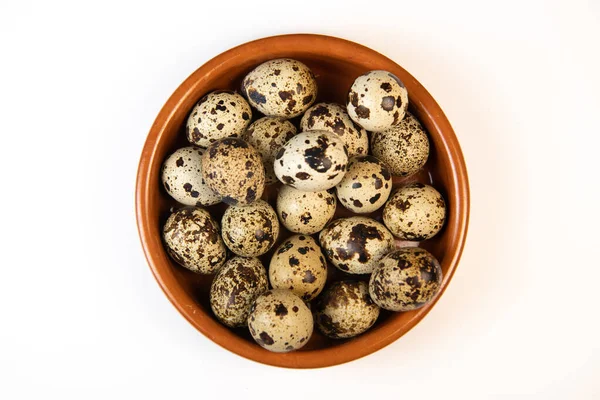 Ovos de codorna frescos em segundo plano, conceito de alimentação e saúde — Fotografia de Stock