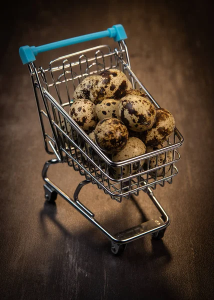 Färska vaktelägg på bakgrund, Livsmedel och hälsa koncept — Stockfoto