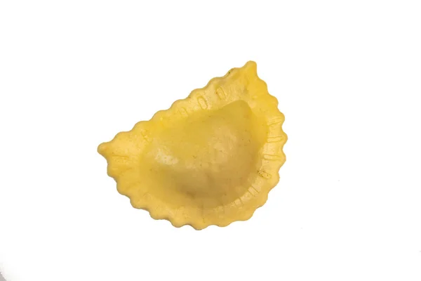 Gustosi ravioli crudi con farina e spinaci su fondo bianco, processo di preparazione dei ravioli italiani — Foto Stock