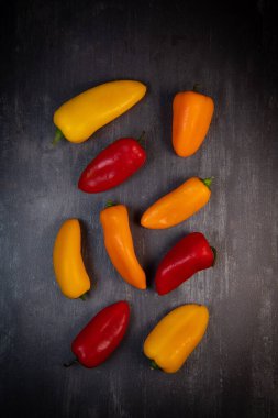 Çeşitli olgun, çok renkli bebek biberleri, kırmızı, turuncu ve sarı
