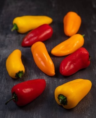 Çeşitli olgun, çok renkli bebek biberleri, kırmızı, turuncu ve sarı