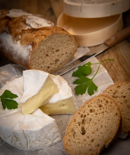 木製の背景にカマンベールチーズ — ストック写真