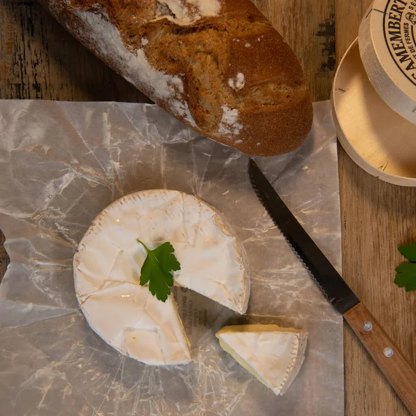 Fromage camembert sur fond bois — Photo