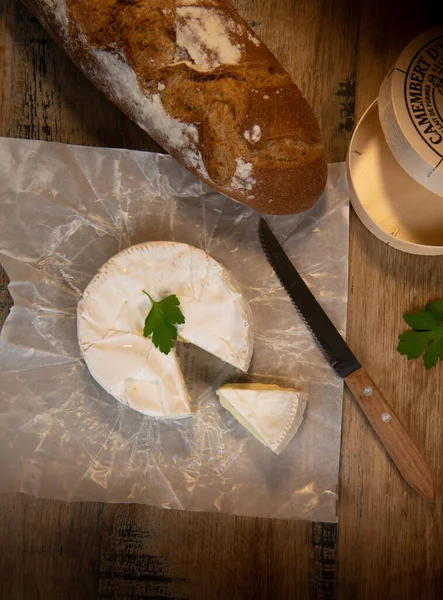 木製の背景にカマンベールチーズ — ストック写真