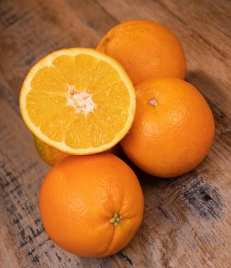 Tahta arka planda sulu portakallar